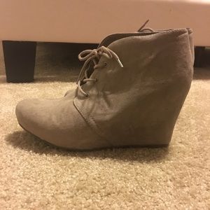 Grey wedges